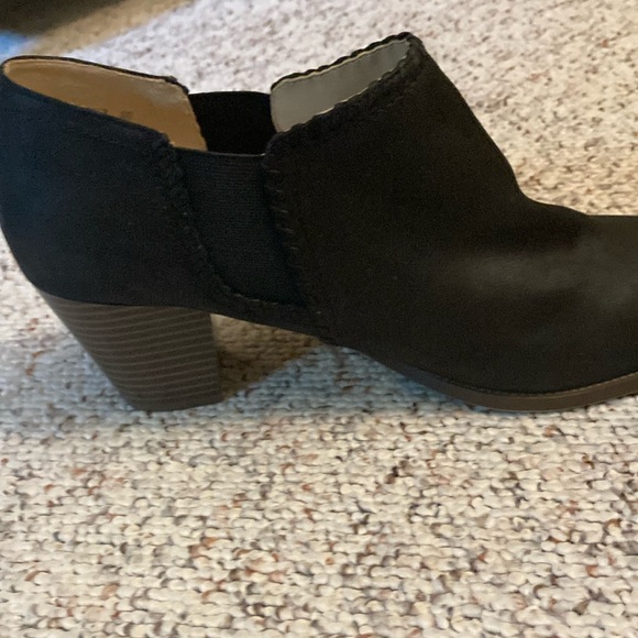 Like New……Elegant Black Women's Life Stride Memory Foam Ankle Boots - Picture 6 of 9